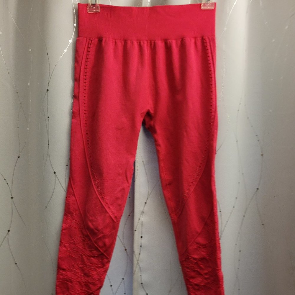 Seamless Dark Pink Leggings with cutout details in the legs